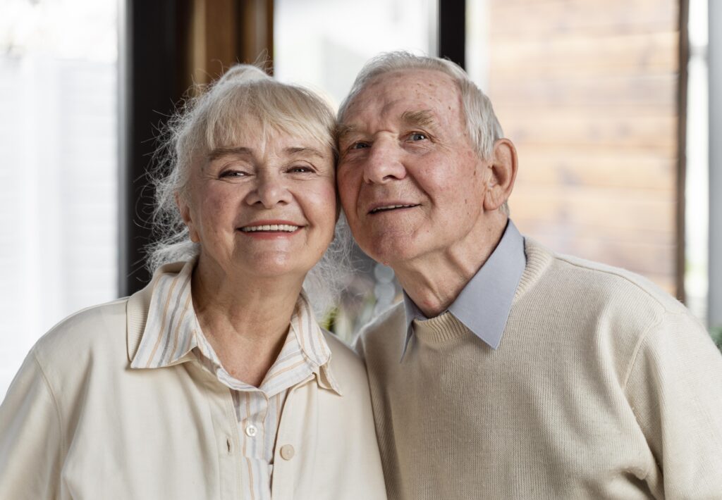 Un couple de retraités heureux en EHPAD.