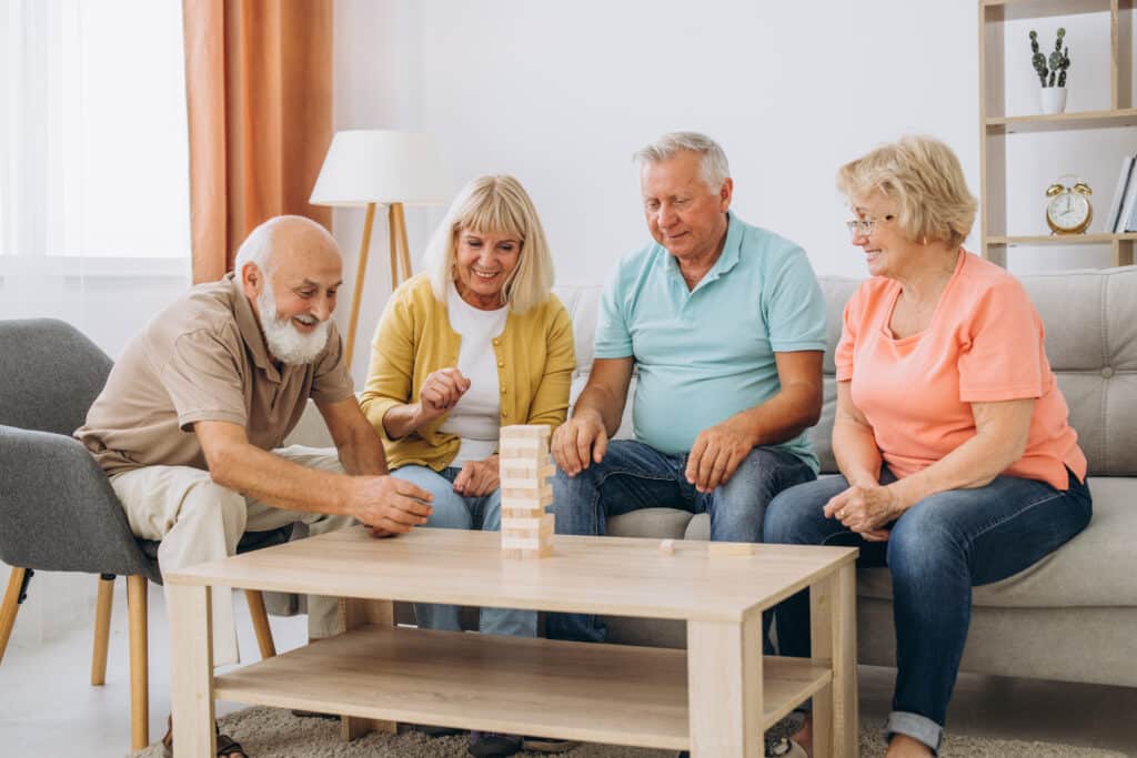 Un groupe de seniors jouant à un jeu de société, représentant les activités sociales en EHPAD.